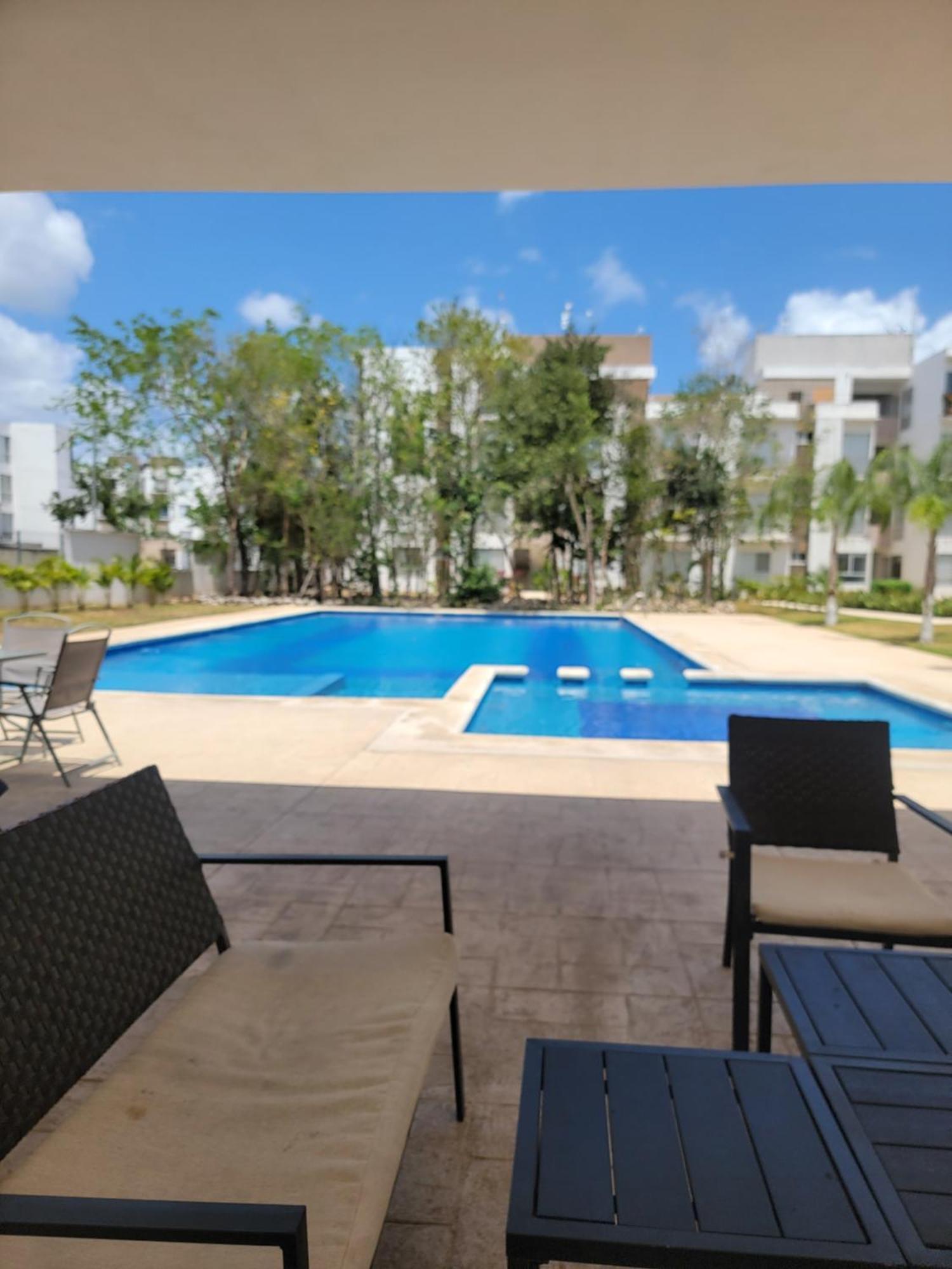Mujeres Hotel cápsula Playa del Carmen